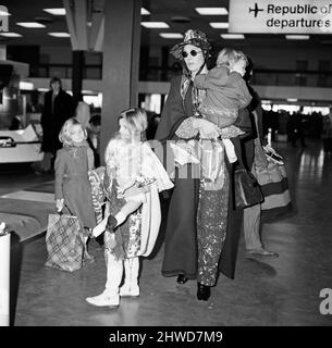 Durante una settimana di vacanza a Roma, Vanessa Redgrave con i figli Natasha, 7, Joely, 5, e Carlo, 1. Mentre si affrettavano a prendere il volo, dovevano essere cercati perché l'aereo stava andando in un'area di sicurezza (Medio Oriente). Vanessa era vestita in un mantello di mauve e vestito multicolore con un cappello di mauve, erano gli ultimi a salire a bordo del posto e solo appena fatto. 26th dicembre 1970. Foto Stock