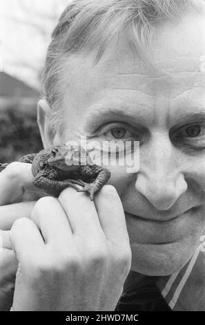 Catweasel e stoats, nuova serie televisiva LWT Children's, protagonista Geoffrey Bayldon come personaggio del titolo Catweasel, un eccentrico mago del 11th secolo che accidentalmente viaggia nel tempo fino all'anno 1969. La nostra foto mostra, Geoffrey Bayldon con la sua famiglia, un rospo chiamato Touchwood, che caratterizza nello spettacolo. Foto Stock