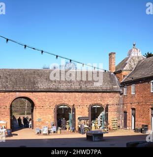 Cortile centrale con bancarelle presso Wollaton Hall e Deer Park Foto Stock