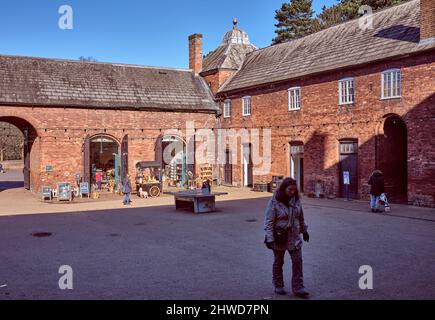 Cortile centrale con bancarelle presso Wollaton Hall e Deer Park Foto Stock