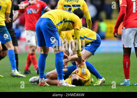 LONDRA, REGNO UNITO. MAR 5th Bailey Wright di Sunderland ferito durante la partita della Sky Bet League 1 tra Charlton Athletic e Sunderland a The Valley, Londra sabato 5th marzo 2022. (Credit: Ivan Yordanov | MI News) Credit: MI News & Sport /Alamy Live News Foto Stock