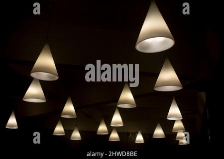 Molte lampade sul soffitto. Dettagli interni. Sorgenti luminose in stanza. Design leggero. Foto Stock