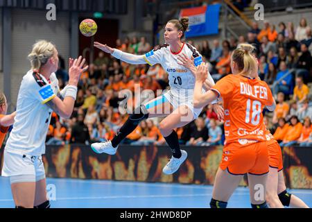 Rotterdam, Paesi Bassi. 05th Mar 2022. Pallamano, Donne: Campionato europeo di qualificazione, 2nd round, Gruppo 3, Matchday 4, Olanda - Germania. Emily Bölk (m.) dalla Germania in azione. Credit: Marco Wolf/dpa/Alamy Live News Foto Stock