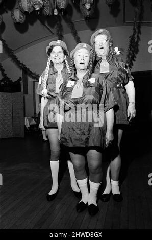 Landladies presso la località balneare Skegness che partecipano a uno spettacolo messo in mostra dalla Skegness Hoteliers Assocation. Sono conosciute localmente come la 'Brigata pesante'. Raffigurata durante le prove, vestita come Girl Guides tre delle Signore della terra, Ethel Robinson, Laura Bellfield ed Elsie Roberts. 29th gennaio 1969. Foto Stock