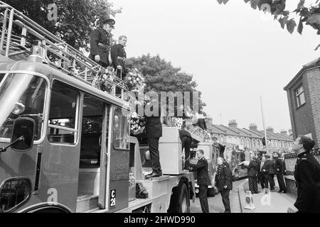 Il funerale dei cinque vigili del fuoco che sono stati uccisi a Dudgeons Wharf, East London la settimana precedente, a seguito di un'esplosione in un deposito di petrolio disutilizzato sull'Isola dei Dogs. Un blaze era scoppiato quel pomeriggio di giovedì, 17 luglio, deposito sul Tamigi, che è in fase di demolizione. Gli equipaggi antincendio arrivarono dalle stazioni di Millwall, Cannon Street e PoplarÕs Brunswick Road per assicurarsi che fosse fuori, ma una scintilla scatenò un'esplosione in uno dei carri armati, colpendo l'equipaggio (che era stato in piedi sulla parte superiore di uno dei carri armati) alla loro morte. Il servizio funerale Brigade per vigili del fuoco Mich Foto Stock