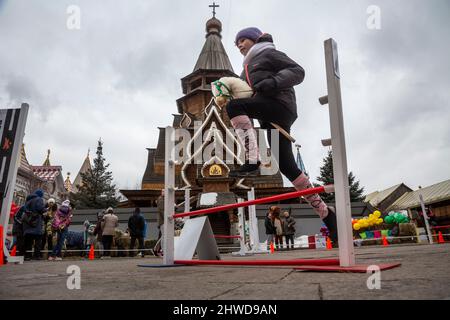 Mosca, Russia. 5th marzo, 2022 partecipanti al Festival di Hobbyhorsing nel Cremlino di Izmailovsky durante la formazione prima di iniziare il concorso a Mosca, Russia. Lo sport hobbyhorsing simula i tradizionali eventi equestri, tra cui la competizione nel dressage e il salto con lo spettacolo, facendo un cavallo immaginario Foto Stock