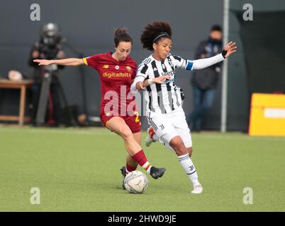 Sara Gama (Juventus Women) durante il campionato Italiano delle Donne, Serie A Timvision Football match tra Juventus FC e AS Roma il 5 marzo 2022 presso il centro di formazione Juventus di Vinovo, Italia - Photo Nderim Kaceli / DPPI Foto Stock