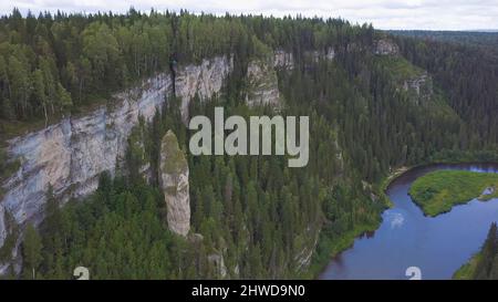 Splendida vista sulle montagne. Clip. Enorme valle con folta foresta di eucalipti. Vista dall'alto di una grande scogliera nella foresta. Foto Stock