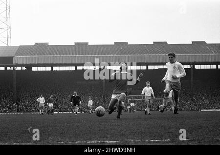 Manchester United 2-0 Burnley, Divisione uno partita a Old Trafford, sabato 19th aprile 1969. I nostri spettacoli di foto ... George Best in azione. Foto Stock