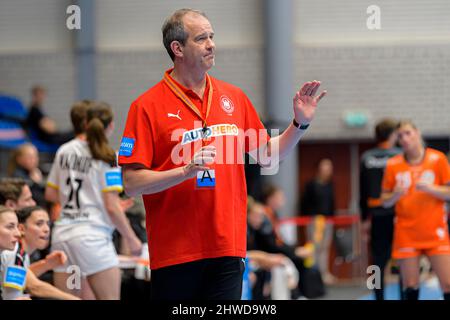 Rotterdam, Paesi Bassi. 05th Mar 2022. Pallamano, Donne: Campionato europeo di qualificazione, 2nd round, Gruppo 3, Matchday 4, Paesi Bassi - Germania, Henk Groener, allenatore tedesco, fornisce istruzioni. Credit: Marco Wolf/dpa/Alamy Live News Foto Stock