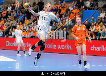 Rotterdam, Paesi Bassi. 05th Mar 2022. Pallamano, Donne: Campionato europeo di qualificazione, 2nd round, Gruppo 3, Matchday 4, Olanda - Germania. Luisa Schulze (centro) in azione. Credit: Marco Wolf/dpa/Alamy Live News Foto Stock