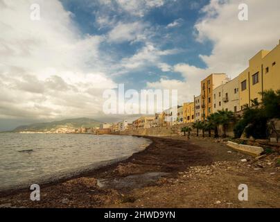 Vista di via Mura di Tramontana, luogo di passegiata a ridosso del mare Foto Stock