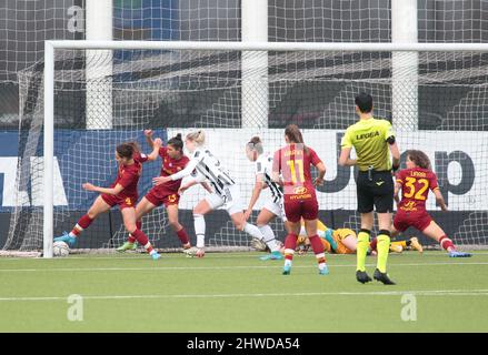 Durante il campionato Italiano delle Donne, Serie A Timvision Football match tra Juventus FC e AS Roma il 5 marzo 2022 presso il centro di allenamento Juventus di Vinovo, Italia - Photo Nderim Kaceli / DPPI Foto Stock