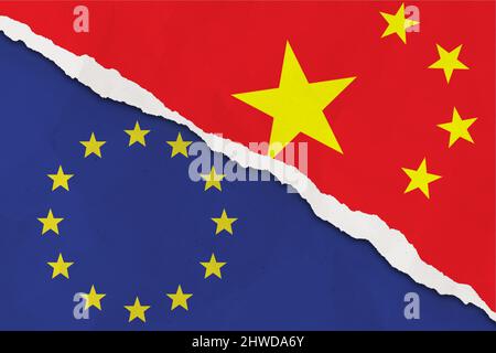 La bandiera della Cina e dell'Unione europea ha strappato la carta grunge sfondo. Il concetto di relazione tra UE e Cina Foto Stock