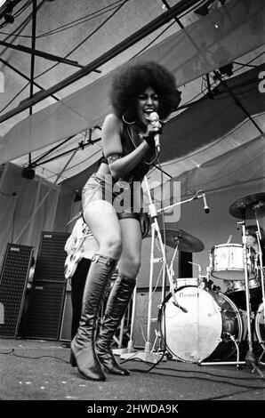 Marsha Hunt canta al Festival musicale dell'Isola di Wight sabato 30th agosto 1969. Viene fatturata come Marsha Hunt e White Cestino. Più tardi lo stesso giorno, l'OMS si esibirà come titolo atto per Sabato, con Bob Dylan headlining Domenica 31st agosto. Marsha Hunt (New York, 15 aprile 1946) è una . Ha raggiunto la fama nazionale quando è apparsa a Londra come Dionne nel musical di lunga durata Hair rock. Ha goduto delle relazioni strette con Marc Bolan e Mick Jagger, che è il padre del suo unico bambino Karis Foto Stock