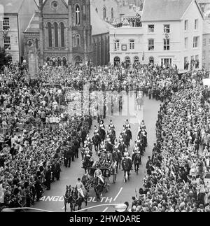 L'investitura del Principe Carlo al Castello di Caernarfon. Il Principe Carlo arriva per la cerimonia. Caernarfon, Galles. 1st luglio 1969. Foto Stock