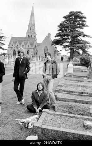 Rolling Stones: Tifosi al funerale di Brian Jones a Cheltenham. 10 luglio 1969 Foto Stock