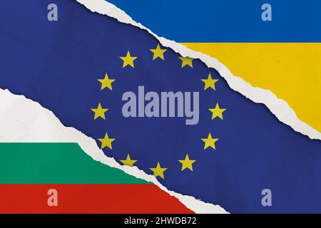 Ucraina, Unione europea, Bulgaria bandiera strappato carta grunge sfondo Foto Stock