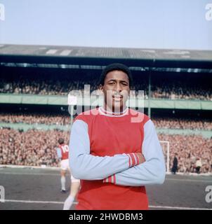 Il calciatore del West Ham United Clyde Best pone prima di una partita di campionato all'Upton Park. Marzo 1970. Foto Stock