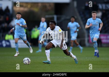 Swansea, Regno Unito. 05th Mar 2022. Michael Obafemi di Swansea City (9) in azione. EFL Skybet Championship Match, Swansea City / Coventry City allo Stadio Swansea.com di Swansea sabato 5th marzo 2022. Questa immagine può essere utilizzata solo a scopo editoriale. Solo per uso editoriale, licenza richiesta per uso commerciale. Nessun uso in scommesse, giochi o un singolo club/campionato/player pubblicazioni. pic di Andrew Orchard/Andrew Orchard sport fotografia/Alamy Live news credito: Andrew Orchard sport fotografia/Alamy Live News Foto Stock