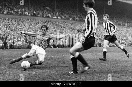 Newcastle United 2-0 Rangers, Inter-Cities Fairs Cup Semifinale, 2nd gambe, partita di calcio al St James Park, mercoledì 21st maggio 1969. Newcastle United vince 2-0 su aggregato. La nostra foto mostra ... Kai Johansen di Rangers che sta per attraversare la palla, ma Frank Clark è lì per muoversi e tagliare la croce, Jackie Sinclair si muove per aiutare fuori. Foto Stock