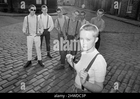 Janet Askham, adolescente di diciassette anni di skinhead, si pone con i suoi amici a casa sua a Huddersfield, West Riding of Yorkshire. 6th giugno 1970. Foto Stock