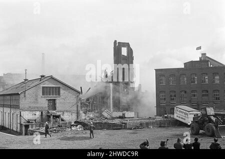 Gli esperti esplosivi del 3rd Field Squadron of Royal Engineers demoliscono una torre di 130 piedi chiamata 'Big Lizzie' , parte di un magazzino devastato nella zona di Rriot Wrecked Falls Road di Belfast, Irlanda del Nord. 23rd settembre 1969. Foto Stock