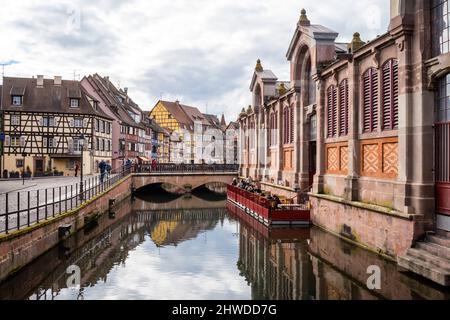Centro storico di Colmar con mercato Foto Stock