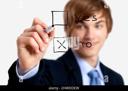 Ritratto di un giovane uomo d'affari che vota, scrivendo su una tavola di vetro Foto Stock