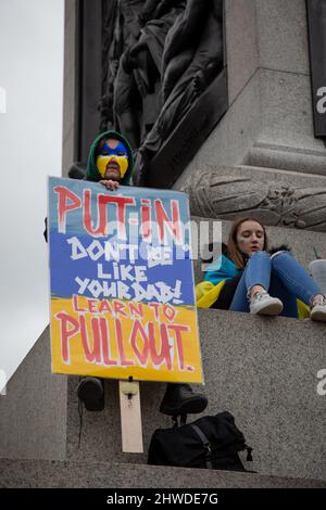 Londra, Regno Unito. 5th marzo 2022. Un protester su Trafalgar Square dove centinaia di persone si sono riunite per stare con il popolo ucraino mentre la guerra di Putin in Russia continua. Credit: Kiki Streitberger/Alamy Live News Foto Stock