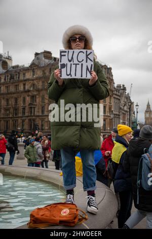 Londra, Regno Unito. 5th marzo 2022. Un protester su Trafalgar Square dove centinaia di persone si sono riunite per stare con il popolo ucraino mentre la guerra di Putin in Russia continua. Credit: Kiki Streitberger/Alamy Live News Foto Stock