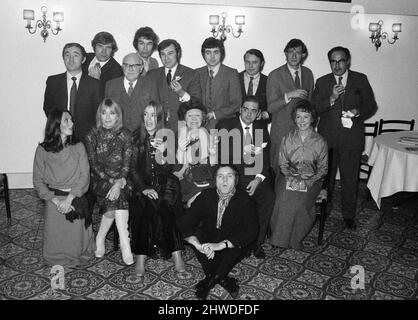 Alcuni volti passati di Coronation Street si sono riuniti al Terresse-Est Restaurant di Chancery Lane per celebrare il 10th° anniversario dello spettacolo. L-R Graham Haberfield, Arthur Lowe, Brian Rawlinson, Ernst Waldner, Nigel Humphreys. Bill Kenwright, Jack Smethurst, Gordon Rollings, Reg Marsh, (in basso) Susan Jameson, Renny Lister, Christine Hargreaves, Doris Hare, Frank Pemberton, Noel Dyson e Kenneth Cope (davanti). 8th dicembre 1970. Foto Stock