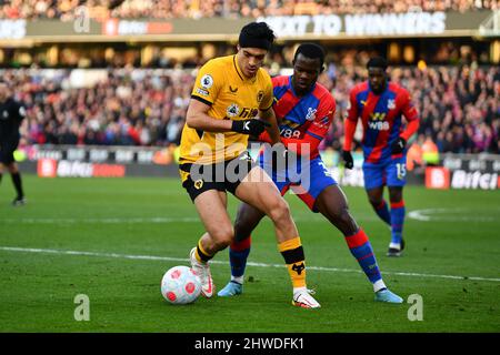 Wolverhampton, Regno Unito. 5th marzo 2022. Raul Jimenez di Wolverhampton Wanderers cerca di tenere la palla lontano da Tyrick Mitchell del Crystal Palace durante la partita della Premier League tra Wolverhampton Wanderers e Crystal Palace a Molineux, Wolverhampton, Inghilterra il 5 marzo 2022. Foto di Scott Boulton. Solo per uso editoriale, licenza richiesta per uso commerciale. Nessun utilizzo nelle scommesse, nei giochi o nelle pubblicazioni di un singolo club/campionato/giocatore. Credit: UK Sports Pics Ltd/Alamy Live News Foto Stock