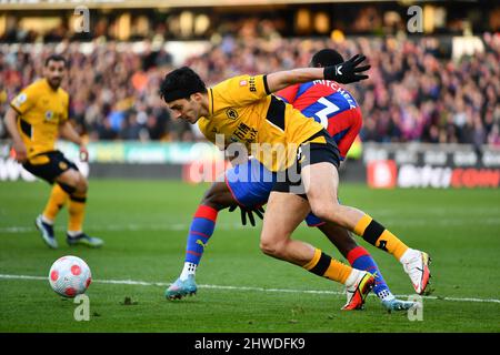 Wolverhampton, Regno Unito. 5th marzo 2022. Raul Jimenez di Wolverhampton Wanderers cerca di tenere la palla lontano da Tyrick Mitchell del Crystal Palace durante la partita della Premier League tra Wolverhampton Wanderers e Crystal Palace a Molineux, Wolverhampton, Inghilterra il 5 marzo 2022. Foto di Scott Boulton. Solo per uso editoriale, licenza richiesta per uso commerciale. Nessun utilizzo nelle scommesse, nei giochi o nelle pubblicazioni di un singolo club/campionato/giocatore. Credit: UK Sports Pics Ltd/Alamy Live News Foto Stock