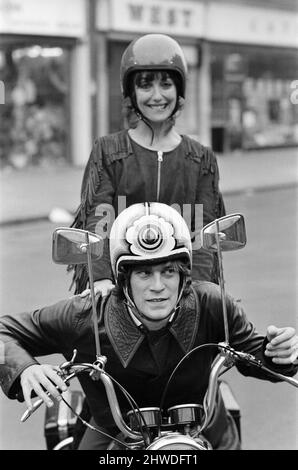 L'attrice una Stubbs e suo marito Nicky Henson arrivano al teatro Young Vic per una prova di vestito sulla loro moto. Stanno comparendo nel gioco "la storia del soldato". 27th settembre 1970. Foto Stock