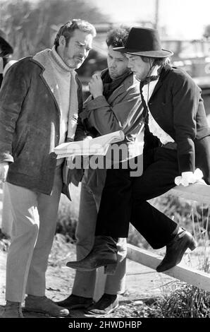 Rolling Stones: Riprese di Ned Kelly in Australia. Mick Jagger. Jagger discute lo script con uno dei membri del cast. Luglio 1969 Foto Stock