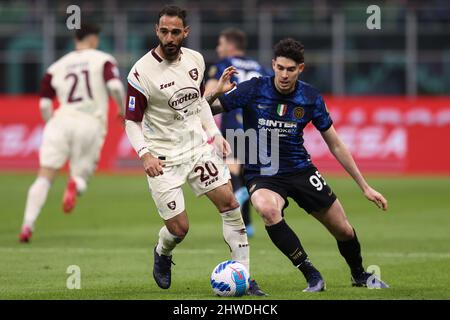 Stadio San Siro, Milano, 04 marzo 2022, Grigoris Kastanos (US Salernitana 1919) e Alessandro Bastoni (FC Internazionale) si battono per la palla Foto Stock