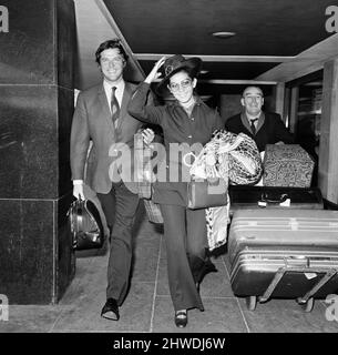 Roger Moore e sua moglie Luisa si dirigono verso la loro luna di miele. 13th aprile 1969. Foto Stock
