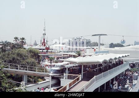 Scene al parco a tema Disneyland ad Anaheim, California, Stati Uniti. La stazione della ferrovia Monorrail con la sonda Moonprobe sullo sfondo. Giugno 1970. Foto Stock