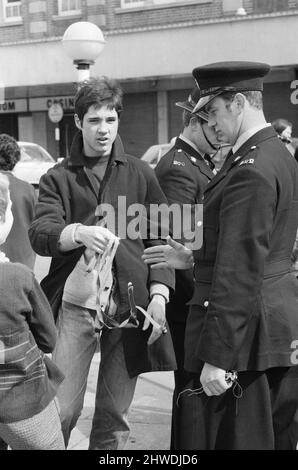 La polizia di Southend ha fermato tutti i possibili creatori di problemi, facendoli rimuovere bottoni, bretelle e cinture da raccogliere più tardi quella sera alla stazione locale. 30th marzo 1970. Foto Stock