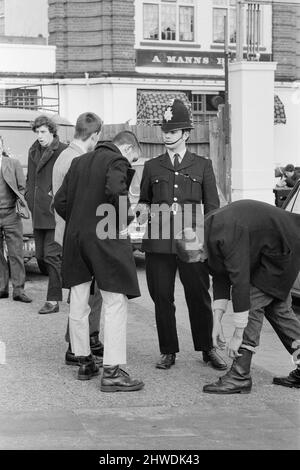 La polizia di Southend ha fermato tutti i possibili creatori di problemi, facendoli rimuovere bottoni, bretelle e cinture da raccogliere più tardi quella sera alla stazione locale. 30th marzo 1970. Foto Stock