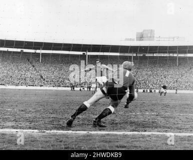 Rangers 0-0 Newcastle United, Inter-Cities Fairs Cup Semifinale, 1st gambe, partita di calcio all'Ibrox Stadium, mercoledì 14th maggio 1969. La nostra foto mostra ... Il portiere di Newcastle IAM McFaul salva calcio di punizione da Andy Penman. Foto Stock