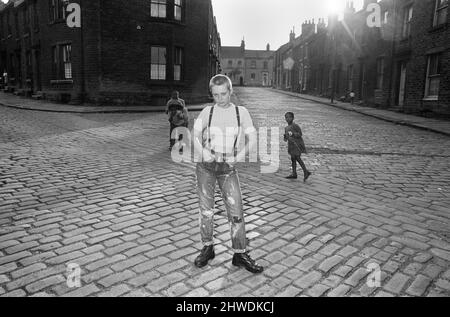 L'adolescente di diciassette anni Janet Askham pone in strada a casa sua a Huddersfield, West Riding of Yorkshire. 6th giugno 1970. Foto Stock