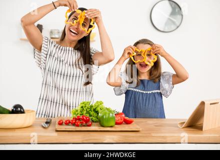 Colpo di una madre e figlia divertirsi in cucina Foto Stock