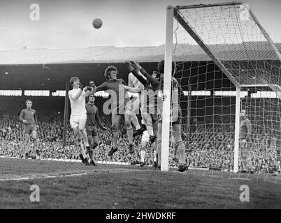 Replay finale fa Cup a Old Trafford. Chelsea 2 contro Leeds United 1 dopo il tempo extra. Peter Bonetti, portiere del Chelsea, prende a pugni la palla dalla corsa in avanti di Leeds. 29th aprile 1970. Foto Stock