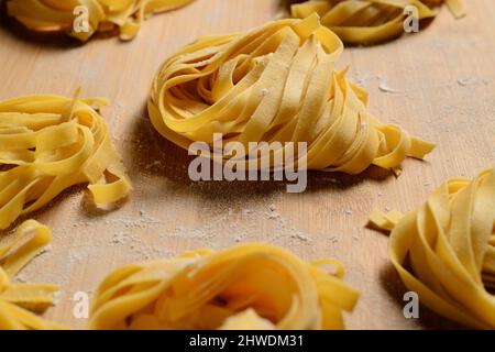 Tagliatelle. Pasta appena fatta arrotolata in un nido. Foto Stock