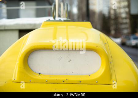 Contenitore giallo per rifiuti. Luogo per i rifiuti. Servizio di pulizia della città. Raccolta differenziata in città. Foto Stock