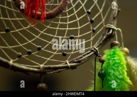 Dreamcatcher all'interno. Dettagli di amuleto indiano per un buon sonno. Oggetto tessuto da fili. Simbolo di pace in casa. Decorazione in camera. Foto Stock
