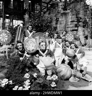 La stanza del cioccolato del supremo creatore di caramelle, Willy Wonka, può andare giù nella storia dello schermo come non soltanto uno dei set più impressionanti dello studio mai costruito ma forse il più astice anche. L'immensa sala caramelle è stata costruita sul più grande palcoscenico sonoro dei Bavaria Studios di Monaco, dove la produzione di "Willy Wonka and the Chocolate Factory" di David L. Wolper è ora in fase di ripresa. Le Oompa-Loompas sono raffigurate in set. 8th ottobre 1970. Foto Stock
