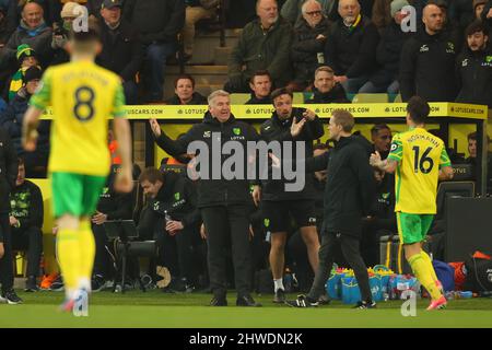 Norwich, Regno Unito. 5th marzo 2022; Carrow Road, Norwich, Norforlk, Inghilterra; Premier League Football, Norwich Versus Brentford; Dean Smith, responsabile della città di Norwich, si lamenta del fatto che Brentford riceve un credito di penalità: Action Plus Sports Images/Alamy Live News Foto Stock